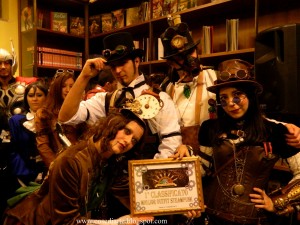 Laura riceve i premi come miglior outfit steampunk dalla delegazione di Steampunk Italia