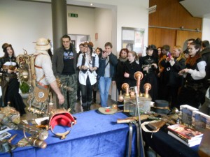 curiosi allo stand di Steampunk Italia